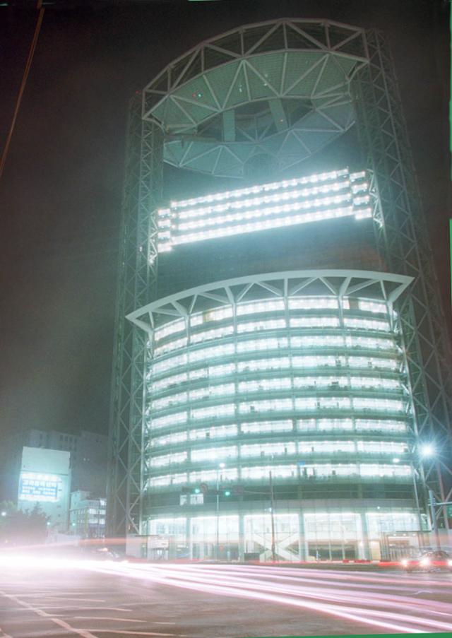 국세청이 입주해있던 2014년 서울 종로타워에 불이 환하게 밝혀져 있다. 한국일보 자료사진