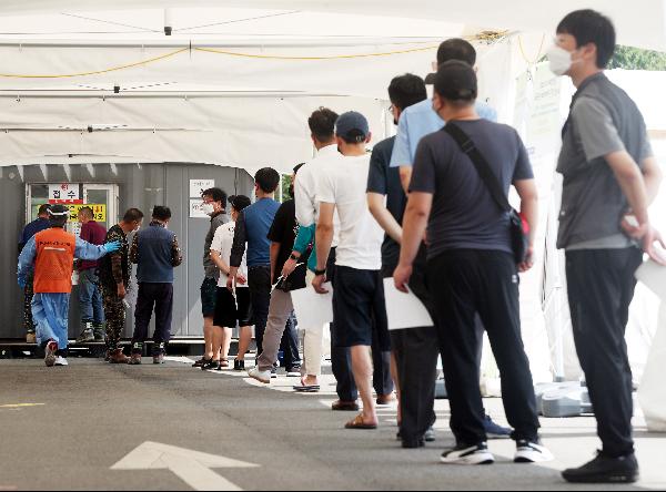시민들이 코로나19 검사를 받기 위해 순서를 기다리고 있다./사진=조선일보 DB