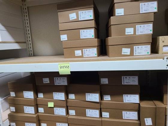 병행수입 업체들은 상품을 홀세일(도매) 가격에 들여오기 때문에 백화점 등 정식 유통 상품에 비해 가격면에서 유리하다. 이소아 기자