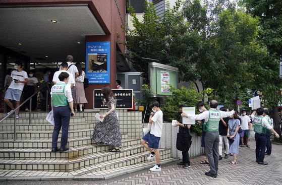 지난달 29일 도쿄 시부야에 있는 20~30대 전용 백신접종장에서 희망자들이 줄을 서 차례를 기다리고 있다. [EPA=연합뉴스]