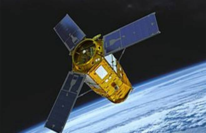 우주시장을 선점하기 위한 기업들의 경쟁이 치열해졌다. 위부터 우주인터넷 기업 원웹의 발사 로켓, 한화시스템이 개발 중인 초소형 SAR위성, 아리랑 3A호. 원웹·한화시스템 제공