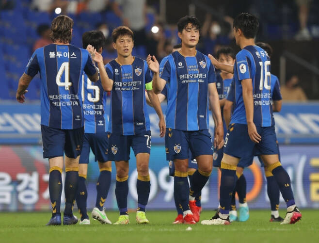 프로축구 울산 선수들이 지난달 29일 울산문수구장에서 인천 유나이티드에 3-2로 승리한 뒤 기뻐하고 있다. 프로축구연맹 제공
