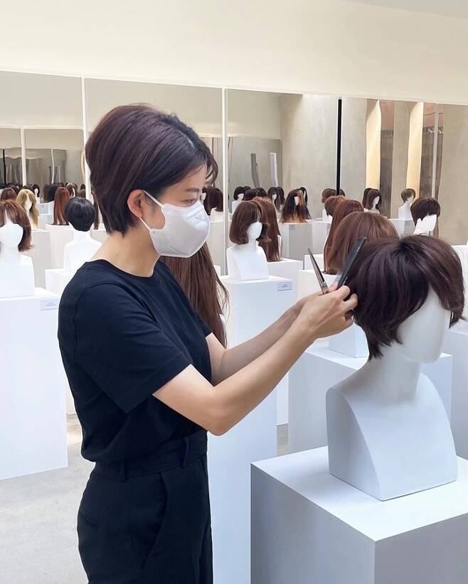 Hair designer Cha Hong arranges hairstyles for the 10th anniversary exhibition “Narratives in Style” at Beacon Studio in Seoul. (Chahong Ardor)
