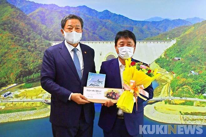 황기철 국가보훈처장(사진 왼쪽)이 13일 화천군을 방문해 최문순 군수에게 2009년 이후 13년째 변함없이 에티오피아 장학사업을 추진해오고 있는 것에 대해 감사패를 전달했다.