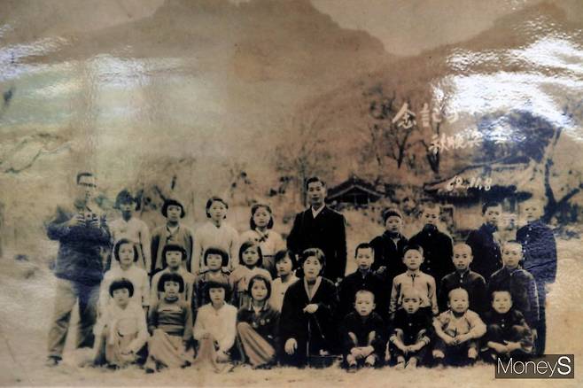 '누가 이사람을 모르시나요' 1962년 늦가을 어린 제자들과 선생님이 해남 대흥사를 방문하고 기념사진을 남겼다. 쉼터 사진관 참고/홍기철기자