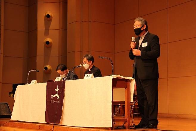 한국기독교교회협의회(NCCK)는 13일 서울 종로5가 한국교회100주년기념관 대강당에서 임시실행위원회를 열고 현 총무인 이홍정 목사를 차기 총무 후보로 확정했다.