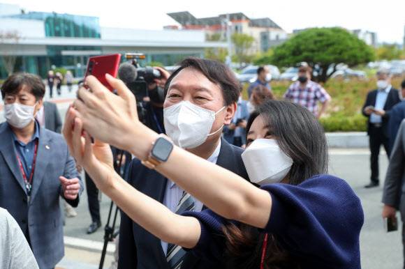 윤석열 국민의힘 대선 예비후보가 13일 경북 안동 SK바이오사이언스 공장을 방문, 관계자들과 기념촬영을 하고 있다. 뉴스1