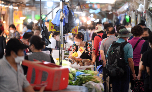 추석을 일주일여 앞둔 12일 시장을 찾은 시민들이 제수용품 등을 살펴보고 있다. 2021. 9. 12 박윤슬 기자 seul@seoul.co.kr