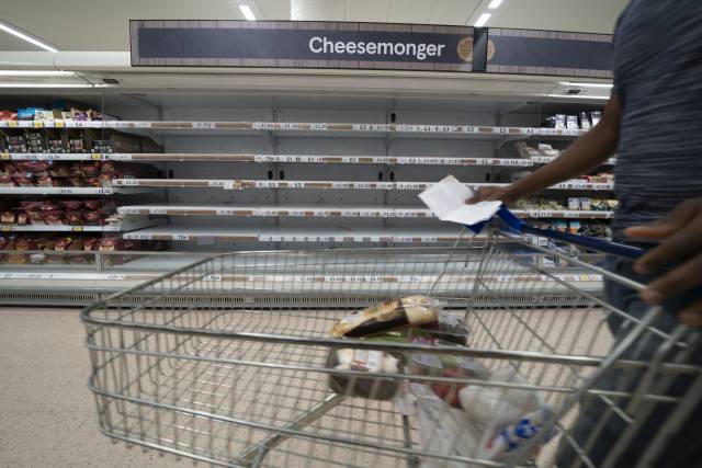 12일(현지 시간) 영국 맨체스터의 한 대형매장의 선반이 텅 빈 모습./AP연합뉴스