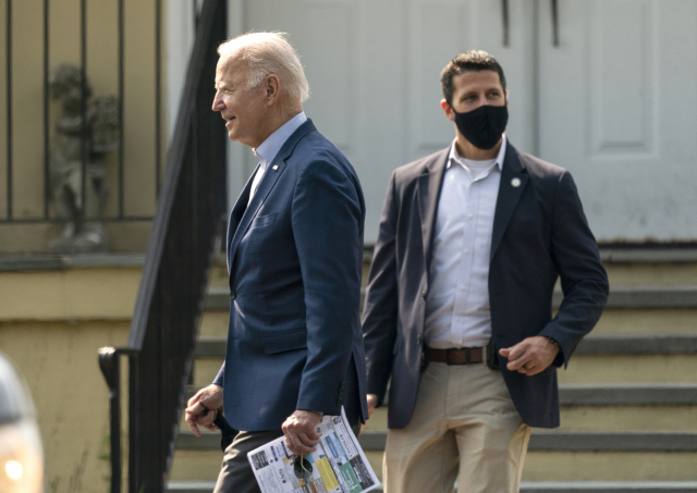 조 바이든 미국 대통령이 12일(현지 시간) 델라웨어주 윌밍턴에 있는 브랜디와인 성 요셉 성당 미사에 참석한 뒤 대통령 전용차로 걸어가고 있다./AP연합뉴스
