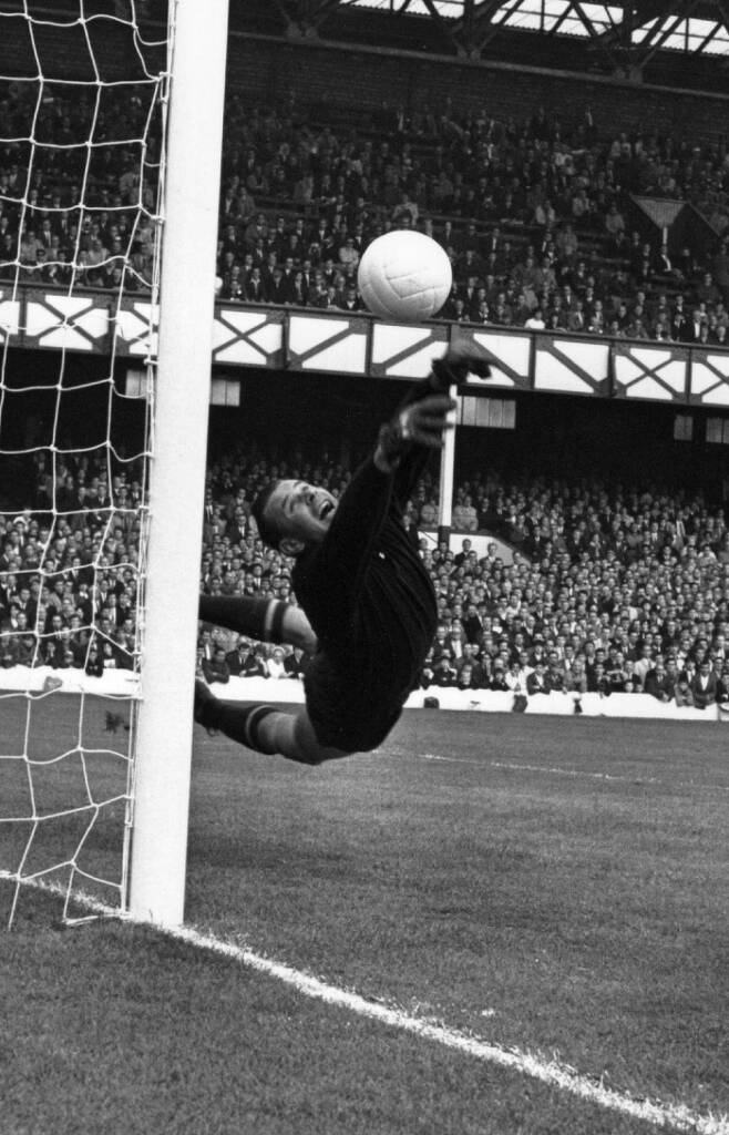1966년 잉글랜드 월드컵 준결승 서독과의 경기에서 상대의 프리킥을 막아내는 소련의 골키퍼 레프 야신.  게티이미지코리아