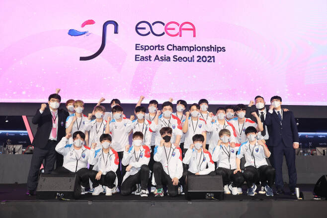‘배틀그라운드’에서 우승한 한국 선수들이 기념촬영을 하고 있다. |한국e스포츠협회