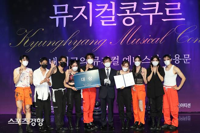 지난 12일 서울 중구 경향아트힐에서 2021 경향뮤지컬 콩쿠르 본선과 시상식이 열렸다. 본선 경연에서는 뮤지컬 <시카고>의 ‘셀 블럭 탱고’를 열연한 이시은 외 8인이 대상을 차지했다. 이날 본선 경연을 마친 뒤 열린 시상식에서 대상을 차지한 9명이 김석종 경향신문 사장과 함께 기념 사진을 찍고 있다. 2021.09.12 정지윤 선임기자