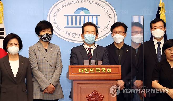 후보 사퇴 기자회견하는 정세균 (서울=연합뉴스) 하사헌 기자 = 더불어민주당 대권 주자인 정세균 전 국무총리가 13일 서울 여의도 국회 소통관에서 경선후보 사퇴를 선언하는 기자회견을 하고 있다. 2021.9.3 toadboy@yna.co.kr