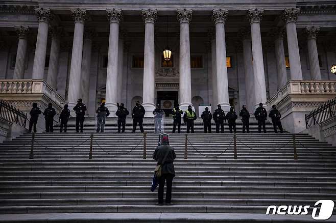2021년 1월6일(현지시간) 워싱턴 의사당의 계단에 도열한 경찰 앞에 도널드 트럼프 미국 대통령을 지지하는 시위대가 서 있다. © AFP=뉴스1 © News1 우동명 기자