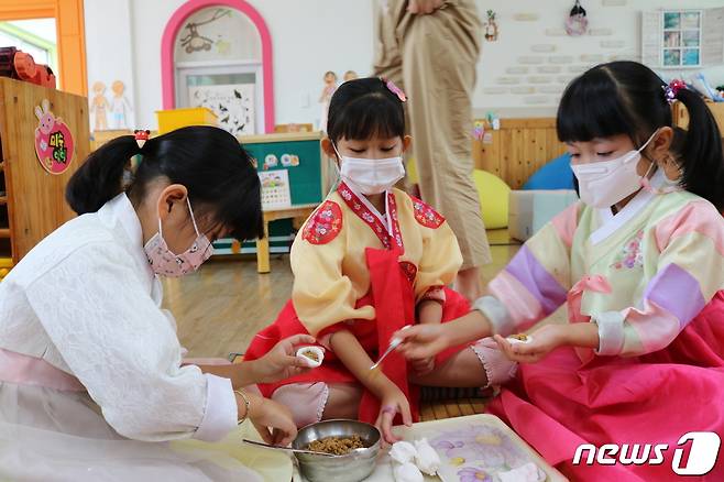 14일 청남초등학교 유치원생과 초교생들이 사랑의 송편만들기 체험행사를 가지고 있다.© 뉴스1 사진=청남초등학교 제공