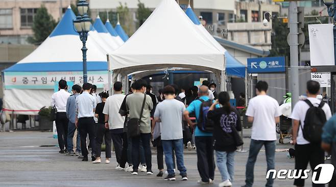 서울 중구 서울역 임시선별진료소에서 지난 13일 시민들이 검사 대기를 하고 있다. /뉴스1 © News1 이성철 기자