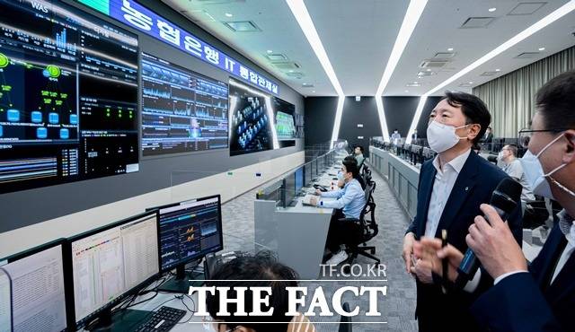 권준학 NH농협은행 은행장이 지난 13일 의왕에 위치한 통합IT센터를 방문하여 추석 연휴 비상근무체계 시스템에 대한 설명을 듣고 있다. / NH농협은행 제공