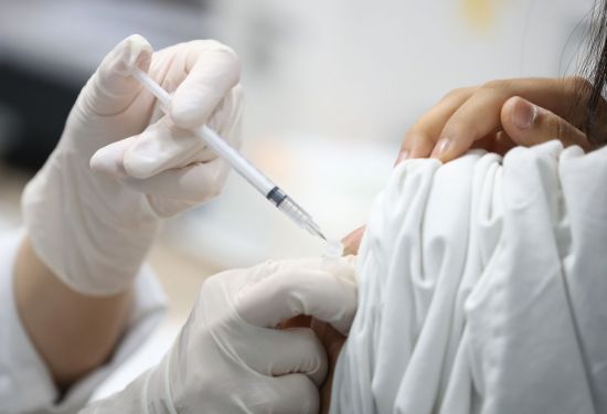 지난 7일 오후 서울 마포구민체육센터에 마련된 코로나19 예방접종센터에서 의료진이 화이자 백신을 접종하고 있다. [이미지출처=연합뉴스]