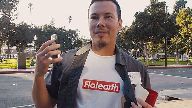 '평면지구인(Flat Earther)'을 뜻하는 티셔츠를 입고 있는 평면지구설 신봉자. /넷플릭스