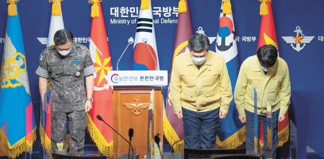 서욱 국방부 장관(오른쪽에서 두 번째)이 7월 20일 서울 용산구 국방부 청사에서 청해부대 34진의 신종 코로나바이러스 감염증 집단감염 사태에 대해 대국민 사과를 하며 고개를 숙이고 있다. 국방부 제공