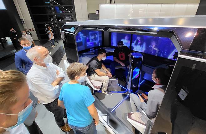 이달 초 독일 뮌헨에서 열린 IAA모빌리티에서 관람객들이 현대모비스의 완전자율주행 컨셉카 엠비전X에 탑승해 인포테인먼트 신기술을 체험하고 있는 모습.
