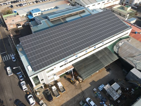 3년간 울산시 공공기관 26곳에 11MW 용량의 태양광 발전시설 설치를 통해 연간 4000가구에 공급 가능한 1만 4400MWh의 전기를 생산하는 '아르이(RE)100' 로드맵을 14일 발표했다. 공장지붕 위에 설치된 태양광발전소의 모습. /사진=울산시 제공