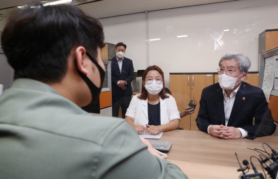 고승범 금융위원장(오른쪽)이 14일 서울 세종대로 서민금융통합지원센터에서 자영업자의 애로사항을 듣고 있다.