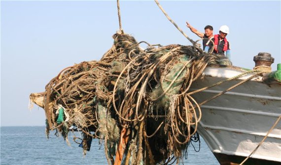 인천시는 올해 해양쓰레기 7000t을 수거할 계획이다. 침적 해양쓰레기를 수거하는 모습.