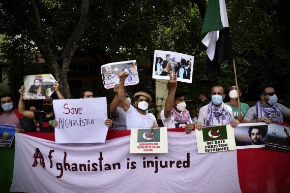 14일(현지시간) 인도 뉴델리에서 아프가니스탄 난민들이 탈레반의 아프간 점령과 파키스탄을 반대하는 시위를 벌이고 있다. AP뉴시스