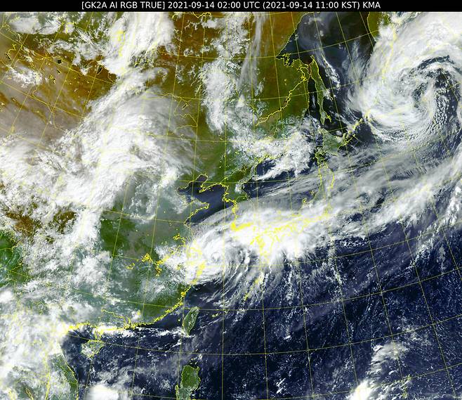 천리안위성 2A호가 14일 오전 11시에 촬영한 제14호 태풍 ‘찬투’ 영상. 현재 중국 상하이 동쪽 해상에 머물고 있다. 국가기상위성센터 제공