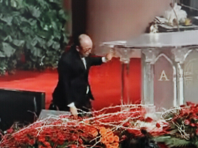 David Yong-gi Cho takes a knee at the pulpit of the Yoido Full Gospel Church on April 26, 2011, after stirring controversy over the privatization of the church. (still from Yoido Full Gospel Church video archive)
