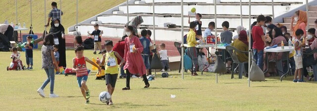 Children of Afghan special collaborators play outside on Monday after finishing their quarantine at the National Human Resources Development Institute in Jincheon, North Chungcheong Province. (pool photo)