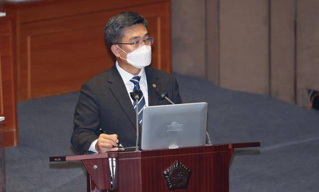 서욱 국방부 장관이 14일 국회 외교·통일·안보 분야 대정부질문에서 의원들의 질의에 답변하고 있다. 뉴스1
