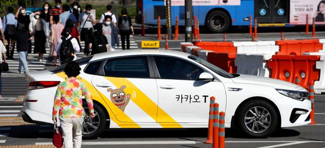 14일 서울 시내에서 '카카오T' 로고를 단 택시가 운행하고 있다. 뉴스1