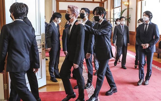 그룹 BTS 멤버들이 임명장 수여식 뒤 문재인 대통령과 환담을 위해 청와대 인왕실로 들어가고 있다. 김성룡 기자