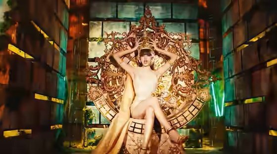 블랙핑크 멤버 리사의 솔로곡 'LALISA' 뮤직비디오 중 한 장면. 유튜브 캡처
