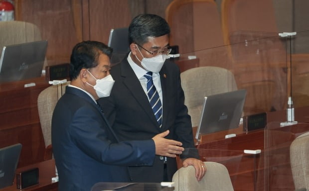 서욱 국방부 장관(오른쪽)과 더불어민주당 김병주 의원. 연합뉴스
