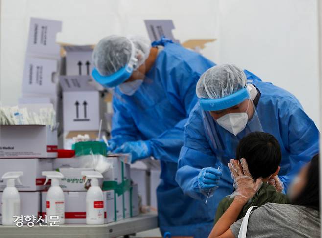 13일 서울 마포구 서강대역 선별 진료소에 한 어린이가 코로나19 검사를 받고 있다. 한수빈 기자
