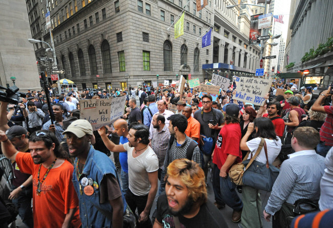 2011년 9월26일 미국 뉴욕 월스트리트에서 ‘월가를 점령하라’ 시위대가 구호를 외치며 행진하고 있다.  뉴욕 | AP연합뉴스