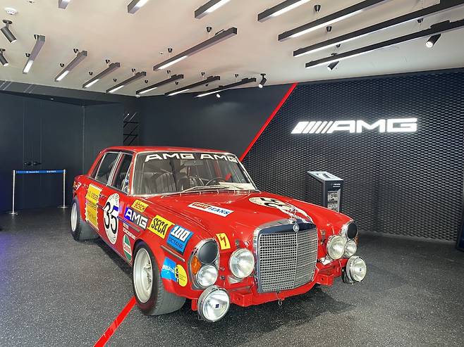 The Red Pig, a replica of the Mercedes 300 SEL (Jo He-rim/The Korea Herald) 　