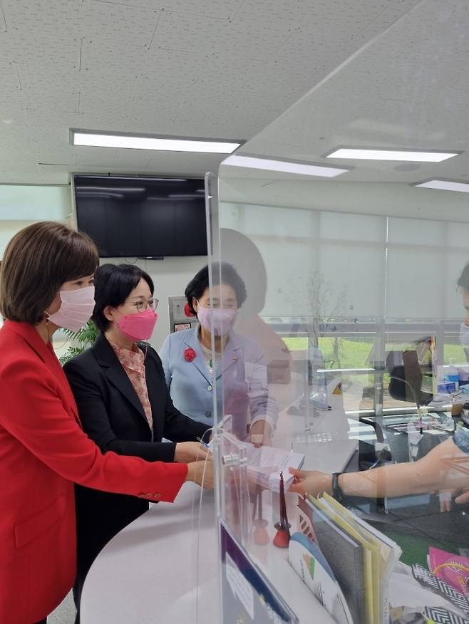 국민의힘 고양시 권순영 김현아 김필례(왼쪽부터) 당협위원장이 14일 경기북부경찰청에 탄원서를 제출하고 있다.
