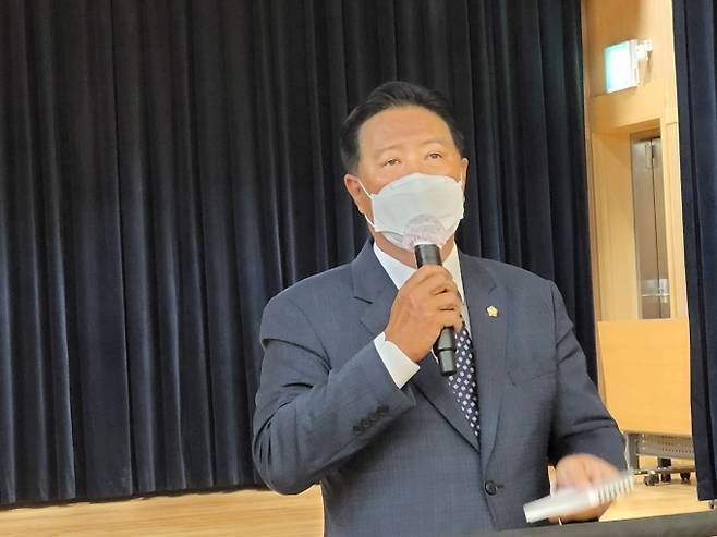 이종운 공주시의회 의장이 전시민 코로나 상생지원금을 10월 지급할 예정임을 알리며, '대마도는 우리땅'임을 기록으로 남기자고 역설하고 있다.