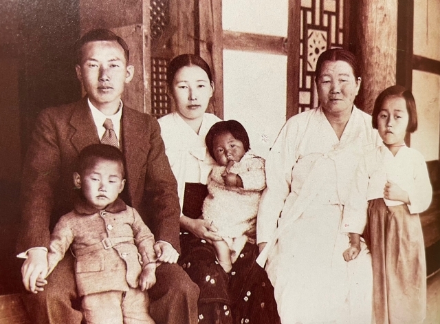 조용기 목사(앞줄 왼쪽)가 1939년 4세 때 생가에서 촬영한 사진. 뒷줄 왼쪽이 부친이고 왼쪽 두번째가 모친이다.