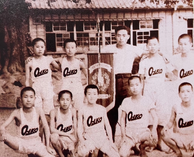 조용기 목사(뒷줄 왼쪽 두번째)가 경남 언양국민학교 육상부 시절 울주군 육상대회에 참석 후 기념사진을 촬영했다.