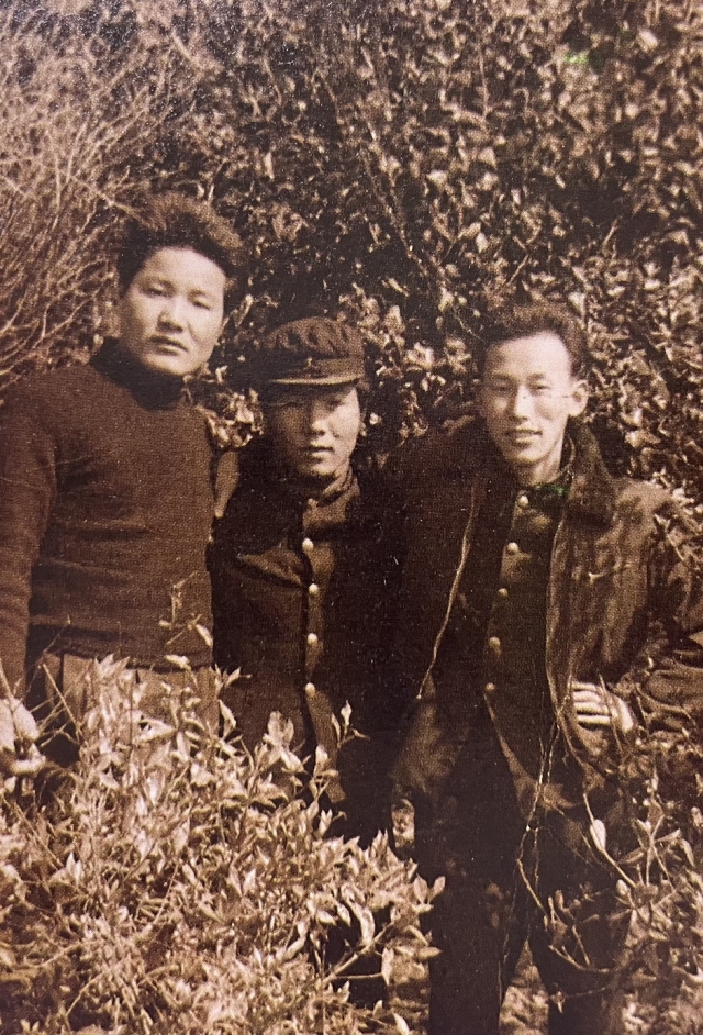 조용기 목사(오른쪽)가 부산공고 재학시절 친구들과 함께했다.