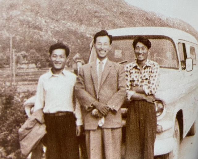 조용기 목사(가운데)가 1957년 신학생 시절 수원 부흥성회를 가던 길목에서 기념촬영을 했다.