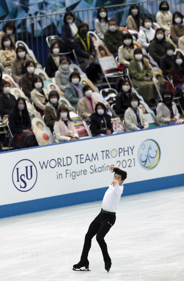 국제빙상경기연맹(ISU)은 14일(한국시간) 중국이 자국 내 코로나19 확산으로 내년 1월 톈진에서 개최 예정이던 ISU 4대륙 피겨선수권대회 개최를 포기했다고 밝혔다. 사진은 지난 4월 일본 오사카에서 열린 ISU 팀 트로피 대회 경기 모습이다.  AP뉴시스