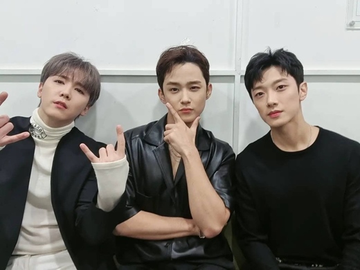 Complete certification..Hoonhun visualgroup ft islandI got together.Lee Hong-gi posted a picture on his Instagram on the 14th, saying, Now... lets be a band that cares about our visuals ... I gave up too much #ftisland.The photo shows Lee Hong-gi, Lee Jai-jin and Choi Min-hwan staring at the camera side by side.The three of them pose according to their individuality and attract attention. Even though they are 14 years old, their warm visuals are admiring.ft islandHas made his debut as a group of five years in 2007, but members Choi Jong-hoon and Song Seung-hyun have switched to a three-member body after leaving.Choi Min-hwan, who is married to Kim Yul-hee from Group Laboum in 2018, has one male and two female.Recently, Choi Min-hwan finished his military service following Lee Hong-gi and Lee Jai-jin, and ft islandHas become a full-time writer.