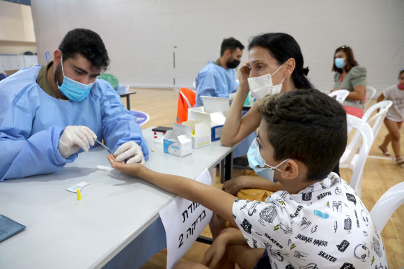 지난달 22일(현지시간) 이스라엘 리숀레지온에서 한 어린이가 학교 입학에 앞서 신종 코로나바이러스 감염증(코로나19) 항체검사를 받고 있다. 리숀레지온=신화연합
